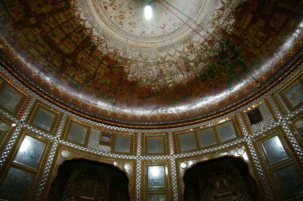 Sheesh Mahal, Nawalgarh – A stunning palace adorned with intricate frescoes and traditional mirror work