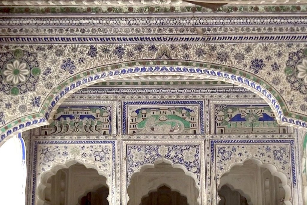 Morarka Haveli – A beautifully preserved haveli known for its intricate frescoes and Rajput-Mughal architecture.